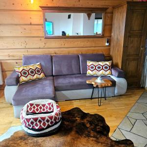 salon z fioletową kanapą i stołem w obiekcie Apartament z widokiem na góry - Split AC, Private Terrace, Private Parking w mieście Kościelisko