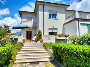 a house with a pathway leading to it at B&B riccidamare in Marina di Massa