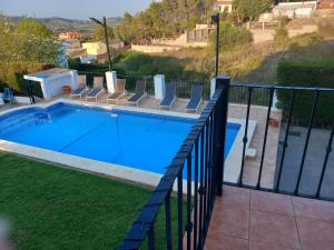 una piscina con sillas y una valla en The Villarosa, en Turís