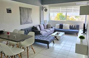 アテネにあるPanorama house near Teleperformanceのソファとテーブルのあるリビングルーム
