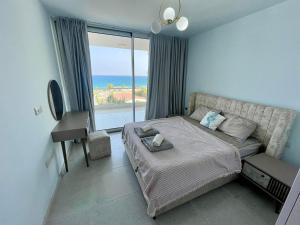 Postel nebo postele na pokoji v ubytování Sea view suites by the Coast