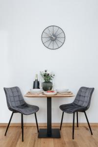 ベルナウ・アム・キームゼーにあるFENJOY Design Studio Apartmentのテーブルの横に椅子2脚