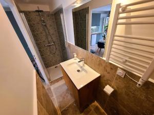 Et badeværelse på Studio LILAS avec terrasse au calme