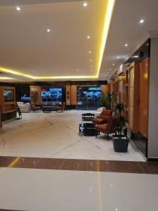 リヤドにあるTaleen Serviced Apartments AlQudsの建物内のソファと椅子のあるロビー