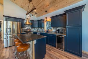 Köök või kööginurk majutusasutuses Beautiful New Construction Home with Great Views and Pool Table - Silverheels Chalet