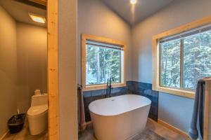 Vannituba majutusasutuses Beautiful New Construction Home with Great Views and Pool Table - Silverheels Chalet