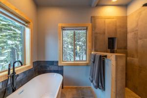 Vannituba majutusasutuses Beautiful New Construction Home with Great Views and Pool Table - Silverheels Chalet