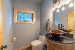 Vannituba majutusasutuses Beautiful New Construction Home with Great Views and Pool Table - Silverheels Chalet