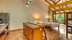 uma cozinha com uma mesa e uma cama num quarto em Casa jessica em Hone Creek