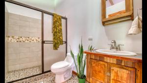 um banheiro com vaso sanitário e pia em Casa jessica em Hone Creek mais 9 fotografias