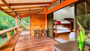 um quarto com um deck com uma cama e uma mesa em Casa jessica em Hone Creek