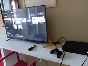 TV a/nebo společenská místnost v ubytování Tamboleiros Hotel & Hostel