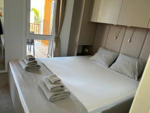 ドラゲにあるMobile home Maxのタオルが敷かれたベッドのある寝室