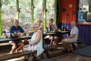 Επισκέπτες που μένουν στο Yatama Rainforest Ecolodge
