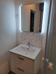 a bathroom with a sink and a mirror at Joli Studio proche funiculaire in Bourg-Saint-Maurice