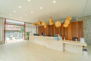 vestíbulo con recepción y luces colgantes en Flat Ile de Pipa Premium Positano by QAVI, en Pipa 33 fotos más