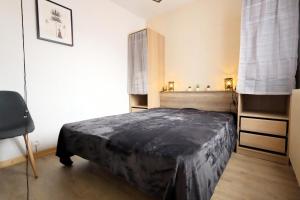 a bedroom with a bed in a room at Résidence Les Esserts - Les Esserts MAE-8381 in Les Houches