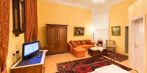 TV a/nebo společenská místnost v ubytování Schlosshotel Rühstädt Garni - Natur & Erholung an der Elbe