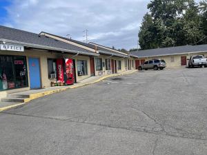 an empty parking lot in front of a store at Legend Motel in Des Moines