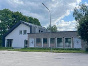 a building with a lot of windows and a street light at Naktsmītne - Fišers in Viesīte