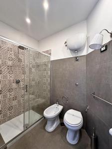 un bagno con wc e doccia di Welcome to I Colori di Napoli a Napoli