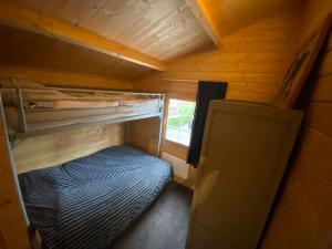 a small room with a bunk bed in a tiny house at De Hunehut in Emmen
