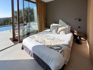 Ένα ή περισσότερα κρεβάτια σε δωμάτιο στο Villa Karma, Vue mer, Piscine +60 φωτογραφίες