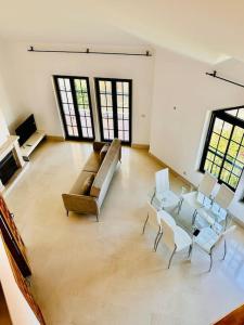a large living room with a couch and chairs at Casa do Mar Cascais in Alcabideche