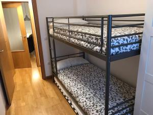 a couple of bunk beds in a room at Apartamento la Abadía en Tramacastilla in Tramacastilla de Tena +59 photos