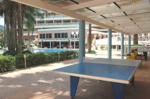 una mesa de ping pong azul en un patio con un edificio en Hotel Parasol by Dorobe en Torremolinos