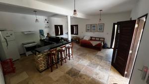 a living room with a bar and a kitchen with a couch at Casa Movimento in Prea