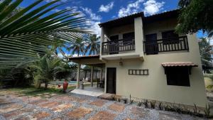 a house with a balcony and a patio at Casa Movimento in Prea