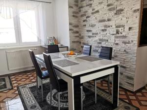 una sala da pranzo con tavolo e sedie di Apartmán v Centre mesta a Prešov Altre 3 foto