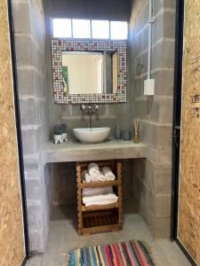 un baño con lavabo y espejo en Container House, en San Rafael