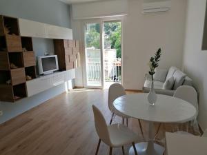 a living room with a white table and chairs at La conchiglia, air conditioning and parking in Rapallo