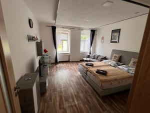 TV a/nebo společenská místnost v ubytování ApartmentsCarlsbad