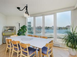 Un comedor con mesa y sillas y una gran ventana. en Inner Harbour Seascape - Views Views Views presented by Victoria Prime!, en Victoria