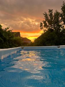 Bazén v ubytování Adam's Bed & Coffee nebo v jeho okolí