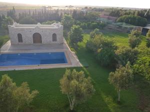 Swimming pool sa o malapit sa Gîte ferme avec piscine privée
