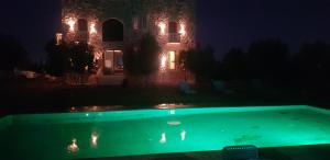 Swimming pool sa o malapit sa Gîte ferme avec piscine privée