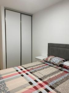 Postel nebo postele na pokoji v ubytování Apartman Sarah