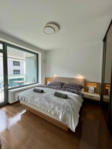 En eller flere senge i et værelse på Eurovea riverside luxury condo