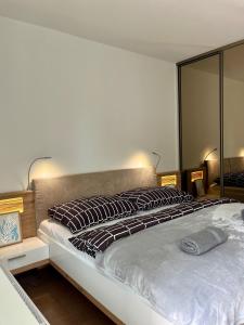 En eller flere senge i et værelse på Eurovea riverside luxury condo