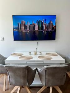 Et tv og/eller underholdning på Eurovea riverside luxury condo + 7 billeder