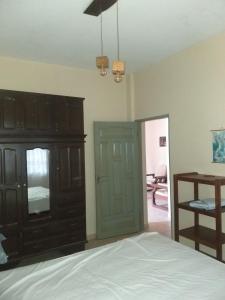 ein Schlafzimmer mit einem Bett, einem Schrank und einem Tisch in der Unterkunft Departamento Económico in Santa Cruz de la Sierra