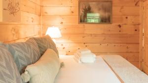 Ένα ή περισσότερα κρεβάτια σε δωμάτιο στο Outdoor Soaking Tub! Cozy spot for couples getaway