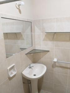 ein Badezimmer mit Waschbecken und Spiegel in der Unterkunft Departamento Económico in Santa Cruz de la Sierra