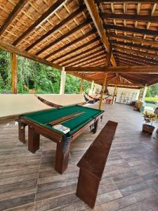 - un billard sur une terrasse avec un toit dans l'établissement Casas de Campo, à Cachoeira Paulista