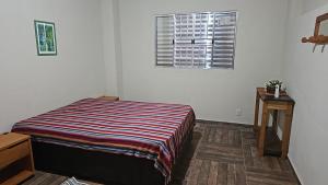une chambre avec un lit et une fenêtre dans l'établissement Casas de Campo, à Cachoeira Paulista 8 autres photos