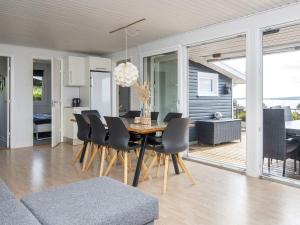 Kuchyň nebo kuchyňský kout v ubytování Holiday home Aabenraa LXXV